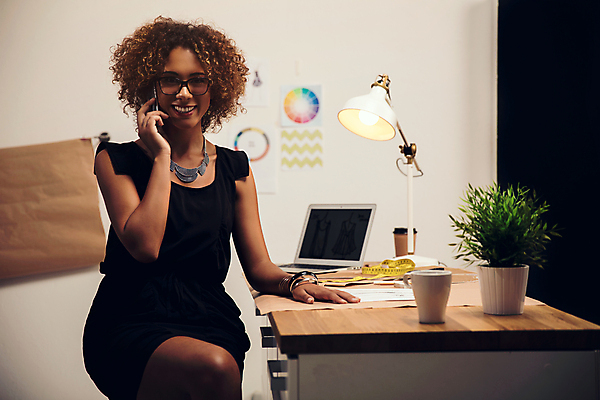 포토 JPG 해외이미지 직업 디자인 옷 여자 행복 산업 비즈니스 사업가 통신 성공 세포 창조 한명 스마트폰 핸드폰 사무실 유행 외침 기쁨 직물 업무 작업 작업실 연결 마네킹 바느질 디자이너 측정 테이프 부름 주인 재단 재단사 스타일리스트 스타일 해외202004 해외포토 1 감정 컨셉 모션 문구용품 사람 전자제품 스마트기기 소리 파일형식