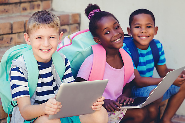 포토 JPG 해외이미지 백인 학생 여학생 여자 교육 남자 어린이 남학생 학교 함께함 실내 초등학교 앉기 소년 세명 친구 노트북 학습 컴퓨터 태블릿 계단 우정 잡기 연결 터치스크린 어린이만 해외202004 해외포토 서양인 컨셉 관계 모션 사람 내부 전자제품 스마트기기 파일형식