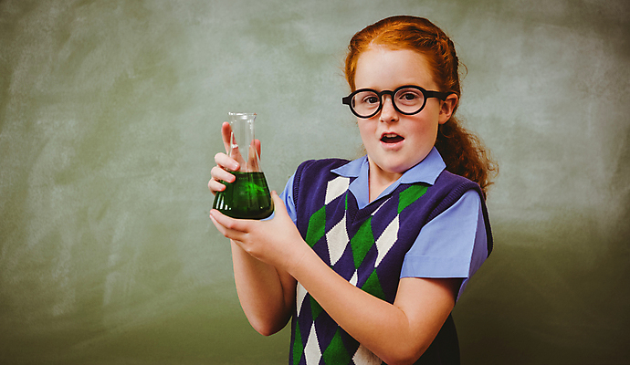 포토 JPG 해외이미지 백인 학생 여자 교육 안경 어린이 교실 학교 수업 실내 초등학교 실험 한명 서기 학습 스터디 칠판 잡기 실험실 연구원 과학자 비커 빨간머리 소녀한명만 해외202004 해외포토 서양인 직업 1 헤어스타일 잡화 과학 모션 실험기구 사람 내부 학자 여자한명만 소녀만 파일형식