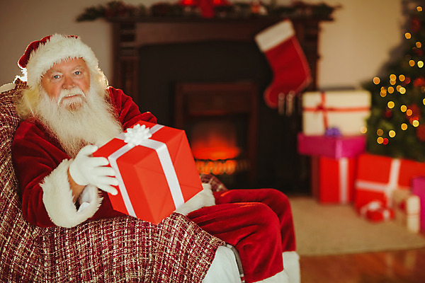 포토 JPG 해외이미지 백인 라이프스타일 노년 남자 크리스마스장식 크리스마스 거실 가정 불 아파트 주택 따뜻함 선물 한명 장식 크리스마스트리 산타클로스 평화 축제 장식볼 축하 주기 벽난로 안락의자 전나무 노인남자한명만 해외202004 해외포토 자연요소 서양인 나무 1 기념일 컨셉 의자 모션 사람 성인 건물 생활 남자한명만 노인남자만 파일형식