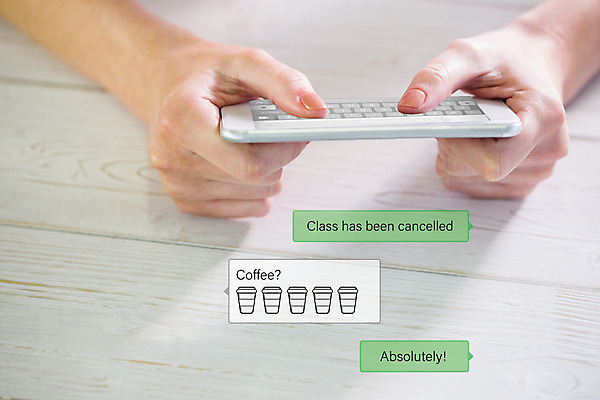 포토 JPG 해외이미지 손 탁자 들기 신체부위 스마트폰 스크린 터치 잡기 책상 해외202004 해외포토 가구 모션 사람 핸드폰 스마트기기 파일형식