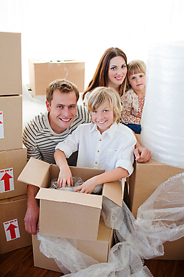 포토 JPG 해외이미지 백인 라이프스타일 여자 딸 행복 아들 어린이 가족 모션 놀이 엄마 새로움 아파트 주택 사람 소년 여러명 성인 상자 기쁨 방 아빠 플랫 흥분 짐싸기 판지 해외202004 해외포토 서양인 남자 감정 다수 컨셉 관계 건물 생활 파일형식