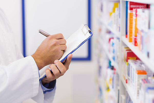 포토 JPG 해외이미지 손 실내 신체부위 약 기록 약국 조제 약사 의료성형뷰티 해외202004 해외포토 의학 사람 내부 만들기 파일형식