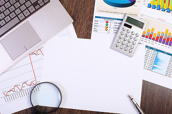 포토 JPG 해외이미지 종이 컨셉 회사 비즈니스 통계 탁자 그래프 직장 사람없음 사무실 펜 볼펜 자료 계산기 정보 키보드 업무 계획 오브젝트 보고서 문서 해외202004 해외포토 가구 문구용품 필기구 장비 작업 파일형식