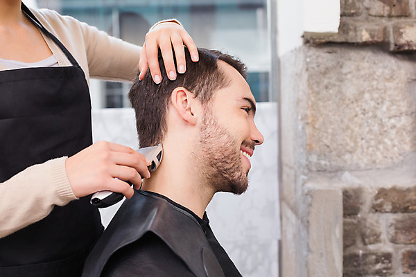 포토 JPG 해외이미지 백인 직업 헤어스타일 여자 남자 행복 산업 청소년 짧은머리 실내 서기 미소 20대 두명 앞치마 미용실 미용사 이발 고객 스타일리스트 의료성형뷰티 스타일 해외202004 해외포토 서양인 감정 모션 표정 사람 청년 내부 뷰티샵 파일형식