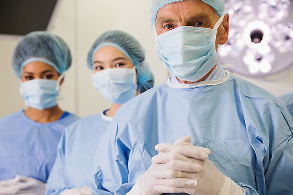포토 JPG 해외이미지 백인 학생 여자 교육 남자 실내 병원 실험 20대 세명 학습 의사 수술 대학교 70대 외과 인턴 의료성형뷰티 성인만 해외202004 해외포토 서양인 노년 비즈니스 의학 학교 사람 청년 내부 치료 의료진 파일형식