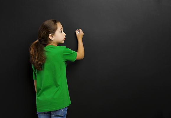 포토 JPG 해외이미지 학생 여학생 여자 교육 행복 어린이 백그라운드 교실 학교 수업 한명 사람 학습 스터디 칠판 흰색 기록 스마트 그림 분필 걸음마 초보 해외202004 해외포토 1 감정 컬러 컨셉 모션 초크 파일형식