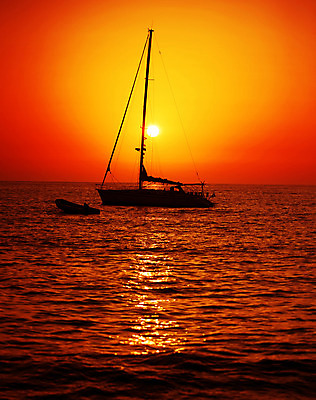 포토 JPG 해외이미지 바다 백그라운드 자연 하늘 풍경 사람없음 빨간색 빛 햇빛 태양 반사 노란색 일출 황혼 일몰 보트 수평선 해외202004 해외포토 자연요소 컬러 배_교통 노을 생태계 파일형식