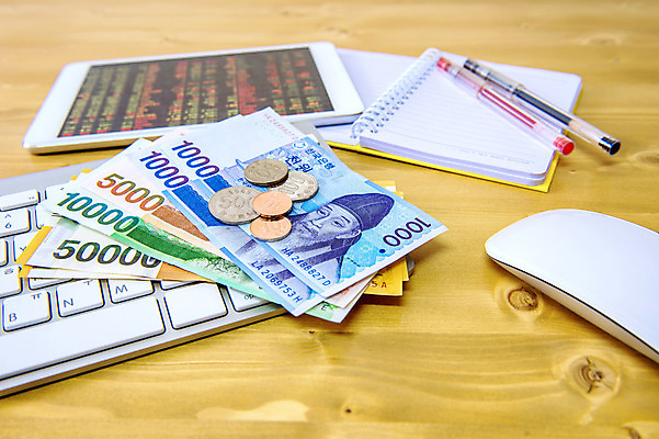 포토 JPG 해외이미지 아시아 컨셉 돈 인터넷 비즈니스 통계 서울 한국 사람없음 금융 경제 스마트폰 컴퓨터 디지털 스크린 모니터 웹 성장 판넬 네트워크 시장 주식 가격 심볼 사인 무역 보고서 상업 상승 온라인 남쪽 전자상거래 수입 픽셀 해외202004 해외포토 나라 산업 전자제품 핸드폰 스마트기기 재산 방향 파일형식