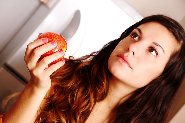 포토 JPG 해외이미지 라이프스타일 여자 음식 다이어트 과일 재료 자연 실내 건강 선물 한명 사람 성인 내부 10대 빨간색 노란색 주방 방 신선 잡기 그룹 달콤 아침식사 사과 먹기 오브젝트 유기농 날것 내추럴 숙성 채식주의자 해외202004 해외포토 1 웰빙 컬러 모션 청소년 생활 식사 맛 생태계 채식 파일형식