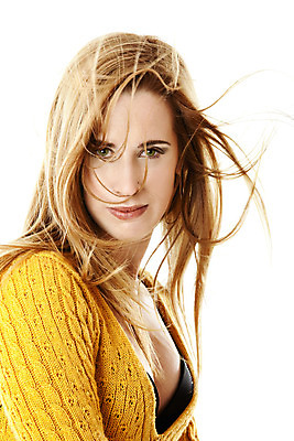 포토 JPG 해외이미지 백인 모델 1 라이프스타일 응시 여자 얼굴 포즈 백그라운드 건강 한명 사람 20대 성인 청춘 금발 섹시 노란색 유행 기쁨 흰색 표현 신선 화려 우아함 피부 내추럴 고립 스타일 해외202004 관능적 해외포토 서양인 헤어스타일 시선 감정 컬러 컨셉 청년 생활 신체부위 파일형식