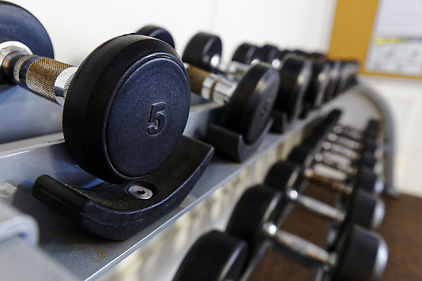 포토 JPG 해외이미지 모양 라이프스타일 손 스포츠 백그라운드 신체 비즈니스 학교 근육 건강 사람없음 내부 건물 운동 금속 힘 아령 장비 무게 보디빌딩 철 연습 클럽 체육관 리프트 역도 파운드 무거움 덩어리 고체 리프팅 무료 신발장 줄서기 철강 해외202004 해외포토 건축물 교육 돈 모션 재질 생활 신체부위 헬스 파일형식