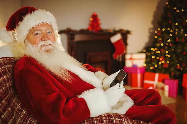 포토 JPG 해외이미지 백인 라이프스타일 노년 남자 행복 크리스마스장식 크리스마스 거실 가정 불 무선통신 아파트 주택 따뜻함 한명 장식 스마트폰 핸드폰 크리스마스트리 산타클로스 평화 스크린 축제 터치 장식볼 축하 잡기 벽난로 안락의자 전나무 노인남자한명만 해외202004 해외포토 자연요소 서양인 나무 1 기념일 감정 컨셉 의자 통신 모션 사람 성인 건물 생활 전자제품 스마트기기 남자한명만 노인남자만 파일형식