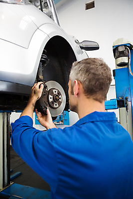 포토 JPG 해외이미지 백인 직업 남자 자동차 노동자 실내 작업복 한명 성인 30대 파란색 바퀴 작업실 기술자 수리 집중 서비스 타이어 정비공 정비소 차고 성인남자한명만 해외202004 해외포토 서양인 1 옷 육상교통 컬러 컨셉 사람 내부 장년 남자한명만 성인남자만 파일형식