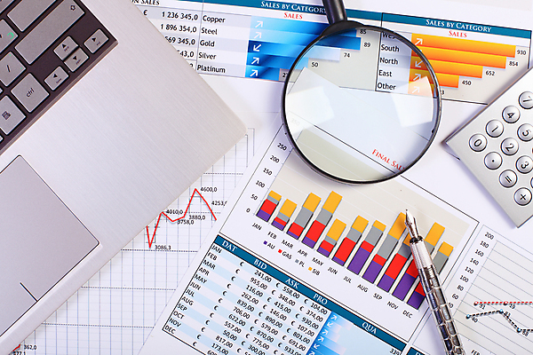 포토 JPG 해외이미지 종이 컨셉 회사 비즈니스 통계 탁자 그래프 직장 사람없음 사무실 펜 볼펜 자료 계산기 정보 키보드 업무 계획 오브젝트 보고서 문서 해외202004 해외포토 가구 문구용품 필기구 장비 작업 파일형식