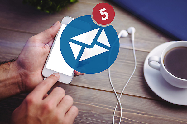 포토 JPG 해외이미지 손 커피 음료 통신 탁자 들기 신체부위 컵 빨간색 파란색 스마트폰 스크린 터치 머그컵 잡기 이메일 전화기 알림 책상 해외202004 해외포토 식기 컬러 가구 모션 사람 핸드폰 스마트기기 파일형식