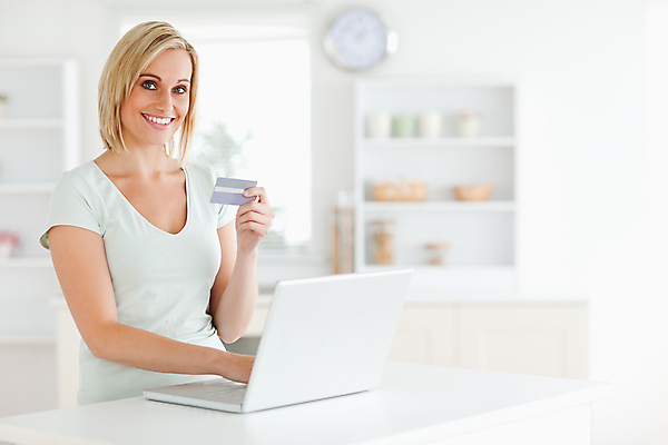 포토 JPG 해외이미지 백인 모델 라이프스타일 여자 행복 인터넷 비즈니스 한명 사람 앉기 성인 노트북 쇼핑 컴퓨터 웹 방 흰색 업무 신용카드 구매 온라인 리빙 전자상거래 쇼퍼홀릭 해외202004 해외포토 서양인 1 감정 컬러 모션 생활 금융 전자제품 작업 파일형식