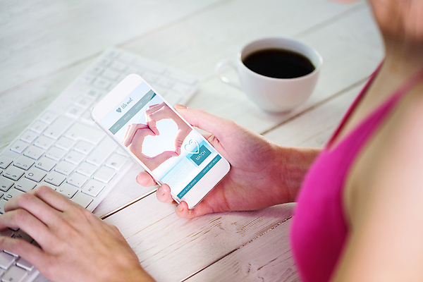 포토 JPG 해외이미지 백인 커플 여자 커피 인터넷 데이트 사랑 한명 들기 사람 상반신 20대 옆모습 스마트폰 홈페이지 스크린 터치 키보드 잡기 온라인 성인여자한명만 해외202004 해외포토 서양인 1 감정 음료 뷰포인트 관계 모션 청년 핸드폰 스마트기기 여자한명만 성인여자만 파일형식