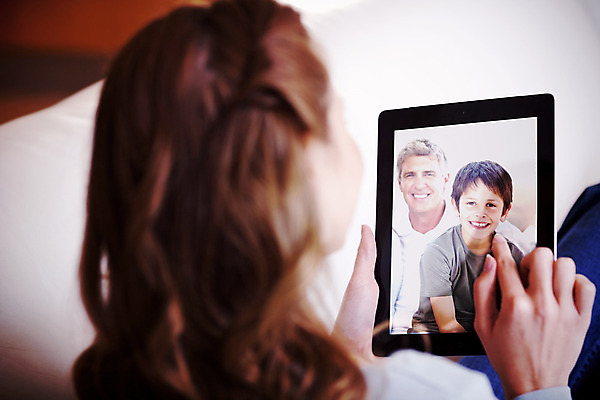 포토 JPG 해외이미지 백인 라이프스타일 여자 남자 행복 어린이 40대 중년 거실 인터넷 통신 가족 포옹 놀이 모바일 휴식 함께함 실내 사랑 앉기 소년 여러명 20대 성인 30대 컴퓨터 소파 터치패드 알약 웹 게임 연결 무선전화기 전자 패드 터치스크린 해외202004 집콕 해외포토 서양인 감정 다수 컨셉 의자 관계 안기 모션 사람 청년 내부 생활 장년 전자제품 약 전화기 신조어 파일형식 앳홈라이프