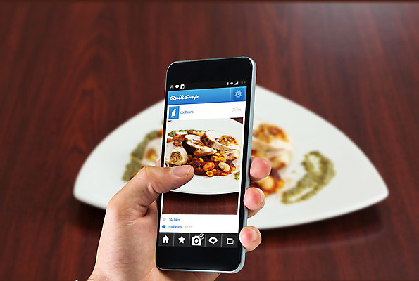 포토 JPG 해외이미지 백인 접시 손 남자 음식 빵 채소 재료 탁자 요리 한명 들기 20대 신체부위 스마트폰 스크린 사진촬영 식사 치킨 잡기 어플리케이션 커뮤니티 온라인 소셜네트워크 성인남자한명만 해외202004 해외포토 서양인 1 식기 가구 모션 사람 청년 핸드폰 스마트기기 촬영 닭고기요리 남자한명만 성인남자만 파일형식