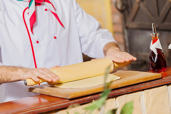 포토 JPG 해외이미지 전통 손 남자 음식 빵 탁자 요리 사람 목재 쿠키 주방 요리사 앞치마 빵집 흰색 막대기 달콤 굽기 준비 날것 반죽 만들기 롤 밀가루 밀가루반죽 제빵사 맛있는 해외202004 해외포토 나무 직업 컬러 가구 재료 모션 디저트 신체부위 상점 맛 가루 구이 파일형식