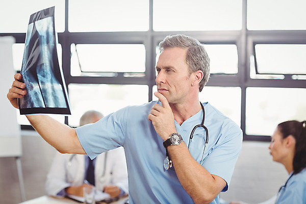 포토 JPG 해외이미지 백인 직업 남자 40대 중년 청진기 직장 실내 건강 병원 한명 서기 의사 잡기 동료 회의실 외과 인턴 의료성형뷰티 성인남자한명만 해외202004 해외포토 서양인 1 회사 비즈니스 의학 관계 의료기기 모션 사람 성인 내부 의료진 남자한명만 성인남자만 파일형식