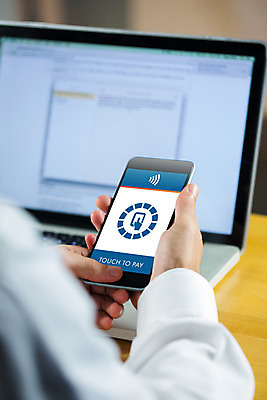 포토 JPG 해외이미지 백인 남자 인터넷 비즈니스 한명 들기 사람 20대 성인 옆모습 스마트폰 쇼핑 모니터 터치 잡기 비즈니스맨 신용카드 온라인쇼핑 온라인 전자상거래 체크카드 성인남자한명만 해외202004 해외포토 서양인 1 뷰포인트 모션 청년 금융 핸드폰 스마트기기 컴퓨터 직장인 남자한명만 성인남자만 파일형식