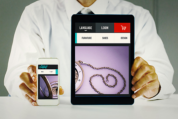 포토 JPG 해외이미지 백인 디자인 남자 한명 들기 상반신 20대 앞모습 스마트폰 태블릿 스크린 잡기 온라인쇼핑 보여주기 터치스크린 성인남자한명만 해외202004 해외포토 서양인 1 뷰포인트 모션 사람 청년 전자제품 핸드폰 스마트기기 쇼핑 온라인 남자한명만 성인남자만 파일형식