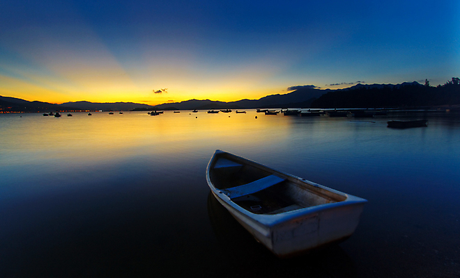 포토 JPG 해외이미지 실루엣 바다 여행 자연 하늘 낚시 휴식 항해 사람 풍경 사람없음 야외 빨간색 빛 태양 반사 노란색 평화 일출 고요 황혼 일몰 낭만 보트 수평선 해외202004 해외포토 자연요소 컬러 컨셉 배_교통 레저 촬영기법 노을 생태계 파일형식