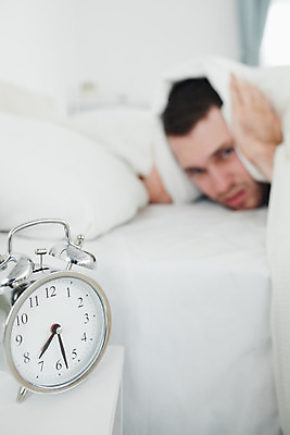 포토 JPG 해외이미지 라이프스타일 시계 베개 아침 휴식 스트레스 주택 피곤 한명 일상 눕기 머리 소리 침실 분노 짜증 침대 시간 잠 시끄러움 시트 불만 해외202004 해외포토 주간 1 감정 가구 컨셉 침구 모션 사람 건물 라이프 생활 신체부위 파일형식