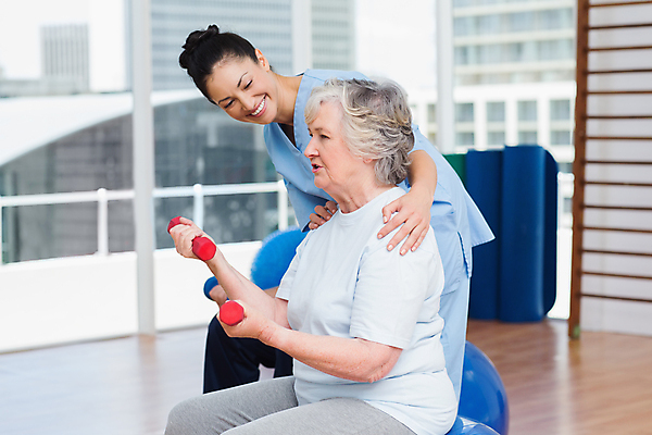 포토 JPG 해외이미지 백인 직업 라이프스타일 웰빙 여자 행복 운동화 유니폼 교실 실내 건강 서기 미소 앉기 성인 두명 30대 운동복 운동 건강관리 강사 스트레칭 아령 기차 작업 도움 전문직 연습 체육관 70대 돌봄 리프팅 물리치료사 치유 혼혈 해외202004 해외포토 서양인 옷 교육 노년 감정 육상교통 신발 컨셉 학교 모션 대중교통 표정 관리 사람 내부 생활 장년 다문화 치료사 파일형식