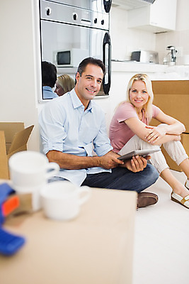 포토 JPG 해외이미지 백인 라이프스타일 커플 응시 여자 남자 행복 40대 중년 모션 휴식 새로움 아파트 주택 함께함 실내 앉기 성인 두명 30대 상자 태블릿 플랫 긍정 짐싸기 판지 터치스크린 해외202004 해외포토 서양인 시선 감정 컨셉 관계 사람 내부 건물 생활 장년 전자제품 스마트기기 파일형식