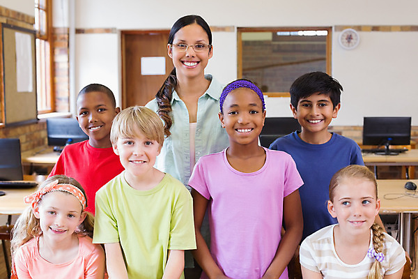 포토 JPG 해외이미지 백인 학생 여자 교육 남자 행복 어린이 교실 학교 실내 초등학교 앉기 소년 여러명 성인 30대 학습 컴퓨터 교사 타이핑 키보드 가르침 책상 신학기 해외202004 해외포토 서양인 직업 감정 가구 다수 모션 사람 내부 장년 전자제품 파일형식