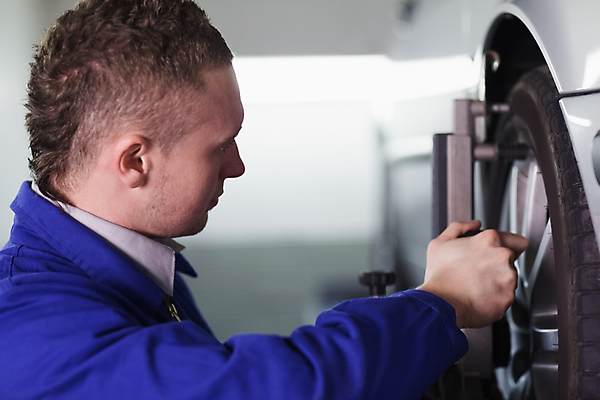 포토 JPG 해외이미지 백인 남자 교통시설 자동차 노동자 실내 한명 20대 성인 공구 나사 작업 바퀴 원형 작업실 기술자 변화 수리 집중 서비스 타이어 작업도구 성실 엔진 정비공 교체 설치 성인남자한명만 해외202004 해외포토 도형 서양인 직업 1 육상교통 교통 컨셉 사람 청년 내부 도구 시설 남자한명만 성인남자만 파일형식