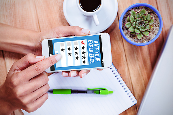 포토 JPG 해외이미지 손 화분 커피 탁자 들기 신체부위 노트북 스마트폰 하이앵글 펜 스크린 검은색 터치 흰색 기록 잡기 어플리케이션 에스프레소 다육식물 인터페이스 해외202004 해외포토 식물 음료 뷰포인트 컬러 가구 모션 사람 전자제품 핸드폰 스마트기기 필기구 파일형식