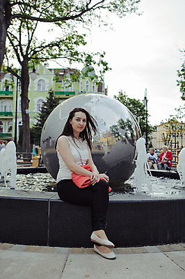 포토 JPG 해외이미지 백인 1 학생 라이프스타일 공원 여자 행복 벤치 통신 거리 한명 사람 앉기 성인 야외 여름 지구본 유행 흰색 도시 천연기념물 해외202004 해외포토 서양인 계절 공공시설 감정 컬러 의자 모션 생활 파일형식