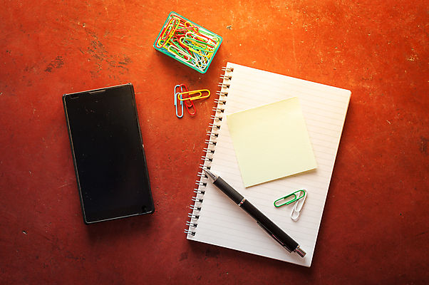 포토 JPG 해외이미지 디자인 종이 백그라운드 아이디어 사람없음 빨간색 펜 다이어리 공책 공백 기록 복고 클립 해외202004 해외포토 컬러 컨셉 문구용품 필기구 사무용품 파일형식