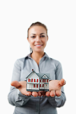 포토 JPG 해외이미지 응시 여자 부동산 주택 한명 들기 20대 성인 앞모습 미니어처 재산 성인여자한명만 해외202004 해외포토 1 시선 뷰포인트 모션 사람 청년 건물 금융 모형 여자한명만 성인여자만 파일형식