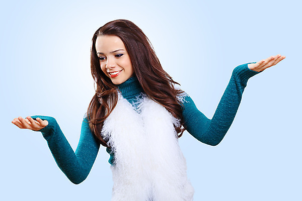 포토 JPG 해외이미지 백인 모델 옷 계절 여자 행복 백그라운드 겨울 따뜻함 한명 사람 성인 10대 유행 기쁨 흰색 스웨터 긍정 돌봄 해외202004 손모아장갑 해외포토 서양인 1 감정 컬러 장갑 컨셉 상의 모션 청소년 파일형식