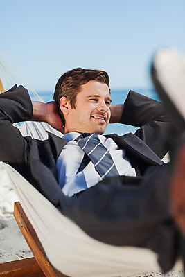 포토 JPG 해외이미지 백인 남자 행복 모래 파도 바다 넥타이 휴가 휴식 한명 사람 정장 20대 성인 야외 평화 맑음 재킷 자유 비즈니스맨 해먹 성인남자한명만 해외202004 해외포토 서양인 1 잡화 옷 감정 컨셉 비즈니스 날씨 청년 외투 침대 직장인 남자한명만 성인남자만 파일형식