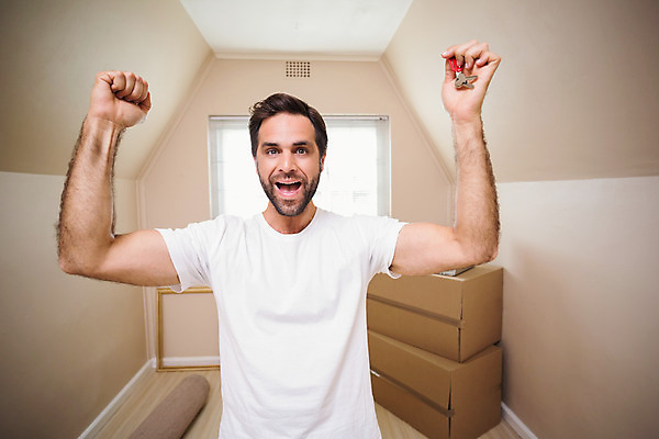 포토 JPG 해외이미지 백인 라이프스타일 남자 행복 가정 응원 열쇠 새로움 아파트 주택 실내 한명 성인 캐주얼 30대 상자 잡기 흥분 보여주기 해외202004 해외포토 서양인 1 옷 감정 컨셉 모션 사람 내부 건물 생활 장년 파일형식