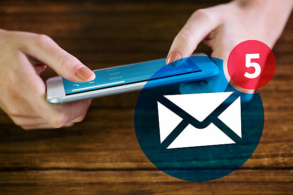 포토 JPG 해외이미지 손 탁자 관리 들기 신체부위 빨간색 파란색 스마트폰 스크린 터치 잡기 알림 책상 해외202004 해외포토 컬러 가구 모션 사람 핸드폰 스마트기기 파일형식