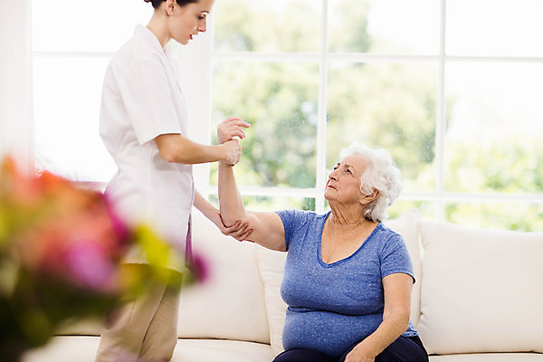 포토 JPG 해외이미지 백인 라이프스타일 여자 실내 건강 병원 두명 치료 진료 환자 간호사 70대 돌봄 의료성형뷰티 해외202004 해외포토 서양인 노년 의학 모션 사람 내부 생활 의료진 파일형식