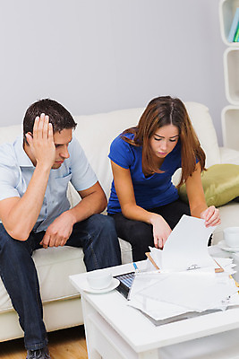 포토 JPG 해외이미지 백인 라이프스타일 커플 응시 여자 남자 종이 커피 음료 거실 가정 청소년 스트레스 아파트 갈색머리 함께함 실내 앉기 20대 성인 두명 컵 30대 금융 소파 계산 고민 걱정 문서 결제 영수증 회계 계산서 내려보기 카피스페이스 해외202004 해외포토 서양인 헤어스타일 식기 시선 감정 컨셉 의자 관계 모션 주택 사람 청년 내부 생활 장년 경제 공백 파일형식