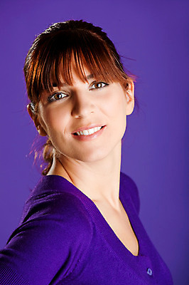 포토 JPG 해외이미지 백인 모델 응시 여자 행복 얼굴 한명 사람 20대 성인 컬러풀 섹시 유행 보라색 표현 신선 닫기 제비꽃 내추럴 스타일 해외202004 우호적 해외포토 서양인 1 시선 꽃 감정 컬러 컨셉 모션 청년 신체부위 파일형식