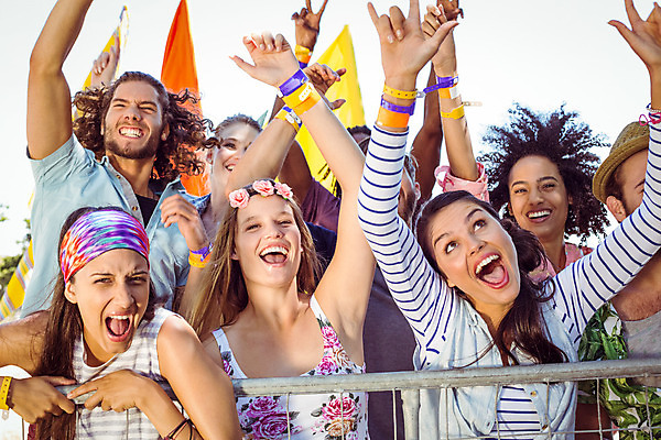 포토 JPG 해외이미지 백인 여자 남자 행복 음악 노래 함께함 사람 이벤트 여러명 20대 성인 야외 햇빛 파티 맑음 검은색 우정 활발 에너지 축하 군중 흥분 성인만 힙스터 해외202004 해외포토 서양인 패션 감정 컬러 다수 컨셉 날씨 문화예술 청년 친구 태양 파일형식