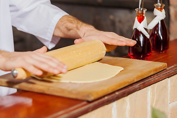 포토 JPG 해외이미지 전통 손 남자 음식 빵 탁자 요리 사람 목재 쿠키 주방 요리사 앞치마 빵집 흰색 막대기 달콤 굽기 준비 날것 반죽 만들기 롤 밀가루 밀가루반죽 제빵사 맛있는 해외202004 해외포토 나무 직업 컬러 가구 재료 모션 디저트 신체부위 상점 맛 가루 구이 파일형식
