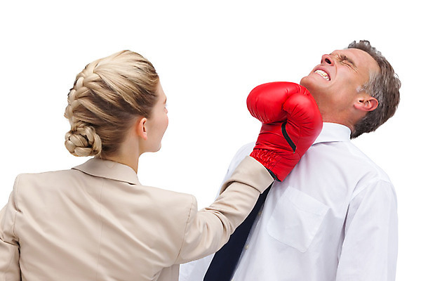 포토 JPG 해외이미지 백인 여자 남자 40대 중년 비즈니스 정장 20대 두명 금발 경쟁 권투글러브 펀치 직장인 비즈니스맨 비즈니스우먼 자신감 찡그림 라이벌 동료 성인만 해외202004 해외포토 서양인 직업 헤어스타일 옷 감정 컨셉 관계 모션 표정 사람 청년 성인 글러브 파일형식