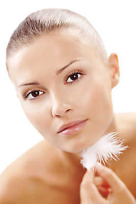 포토 JPG 해외이미지 백인 모델 웰빙 여자 얼굴 포즈 신체 건강 한명 사람 빛 청춘 터치 흰색 감각 매끈함 피부 순수 깃털 광택 내추럴 고립 돌봄 바디케어 해외202004 관능적 해외포토 서양인 1 컬러 컨셉 모션 신체부위 파일형식