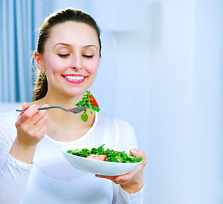 포토 JPG 해외이미지 라이프스타일 응시 여자 다이어트 건강 한명 들기 사람 상반신 성인 샐러드 잡기 사발 먹기 성인여자한명만 해외202004 해외포토 1 시선 음식 모션 생활 사기그릇 여자한명만 성인여자만 파일형식